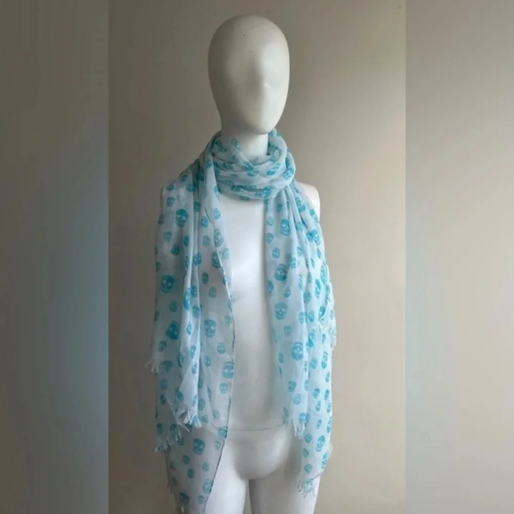 Y2K 90’s Large soft blue white scull print scarf